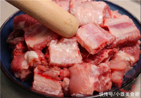 排骨不管怎么吃，切记别直接焯水，多加这2步，排骨不腥也不柴
