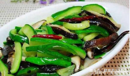 维生素e|黄瓜别凉拌了,加点以下食材,炒一炒,润肤淡皱纹,出锅就扫光