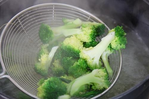  孩子放寒假，在家吃饭要求摆盘好看，妈妈端上桌，孩子全光盘