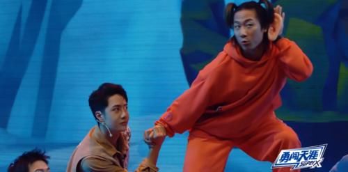 導(dǎo)演|《街舞4》王一博不但解鎖“葫蘆娃”的精髓，還順帶占了導(dǎo)演便宜