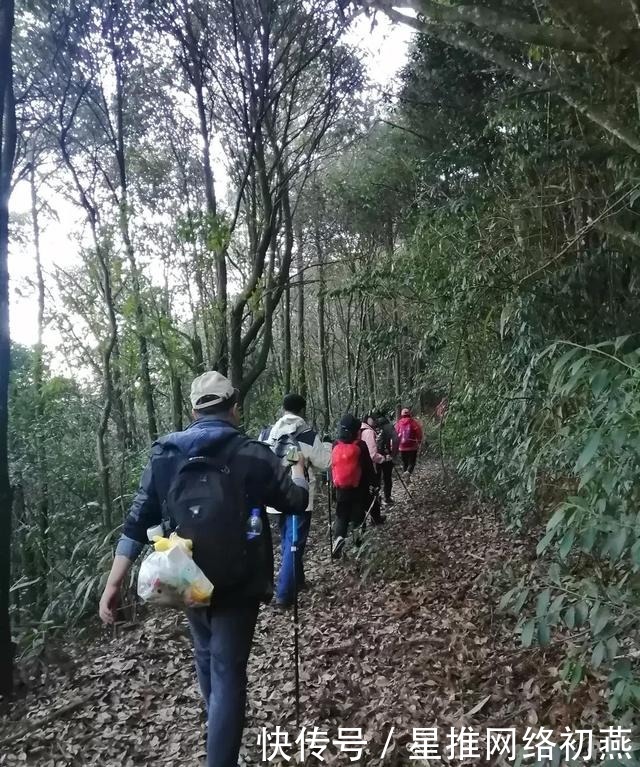 仙游石剑山，山顶一巨石形似利剑，有点霸气