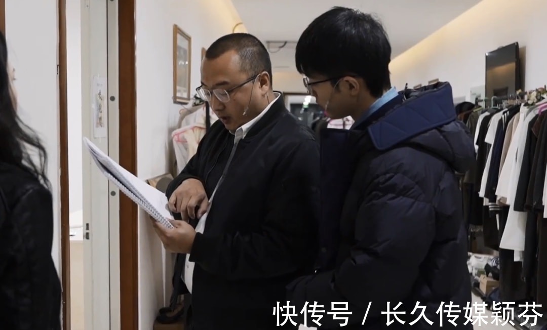 肖战|肖战话剧纪录片曝光，无实物表演吃东西被辣到，素颜出镜无包袱