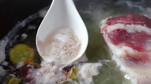 年夜饭的压轴菜，几样时蔬简单一切，用五花肉端上桌，看着就喜庆