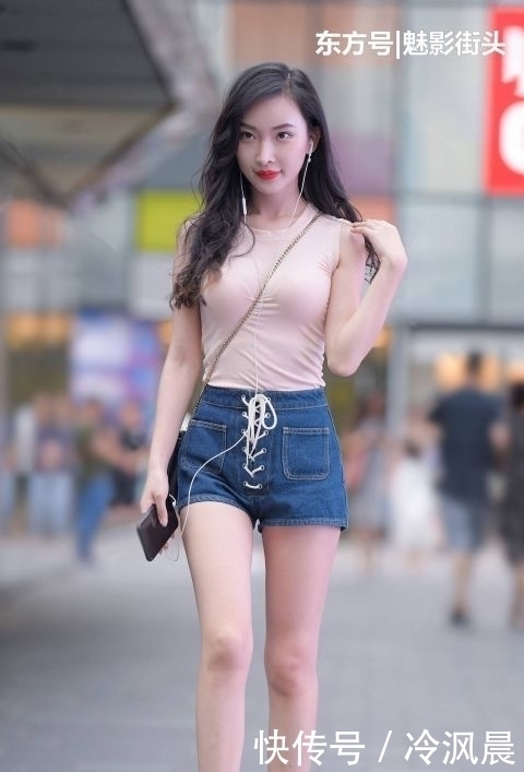 穆勒|牛仔短裤加上拉绳设计,搭配穆勒鞋,凸显小蛮腰还打造大长腿