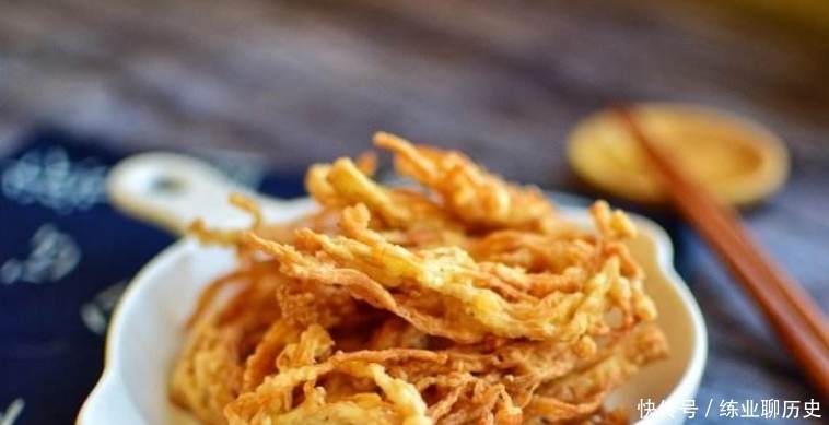 简单|金针菇别再涮火锅,教你个新吃法,简单一做外酥里嫩,比肉还好吃