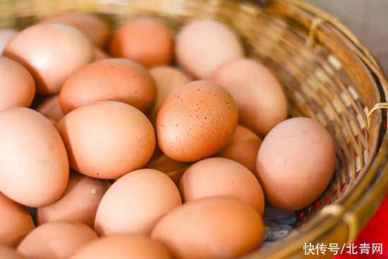 鸡蛋买回家,不要这样直接放冰箱,许多人都做错了