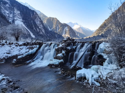 老年|这片壮阔而宁静的高山雪景，就位于成都附近，驾车两小时就能抵达