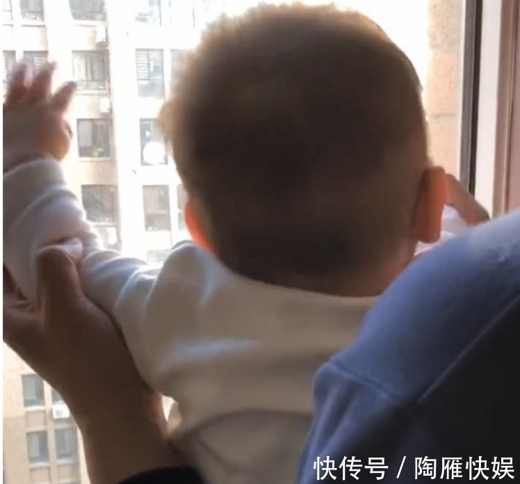 小飞机|宝宝每天都要去窗户边玩,爸爸跟着往外一看,瞬间被萌到