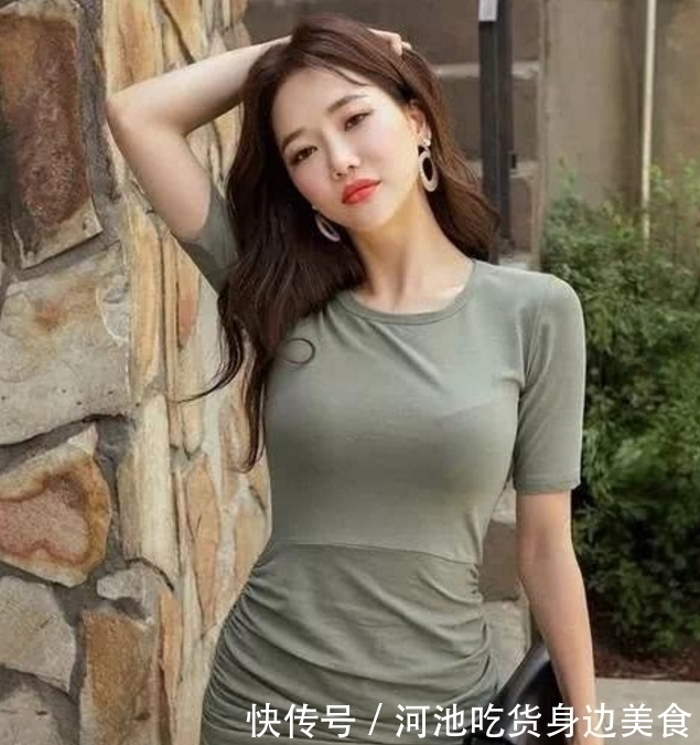 丰满|街拍小姐姐身材丰满,时尚穿搭气质动人,女神范儿十足