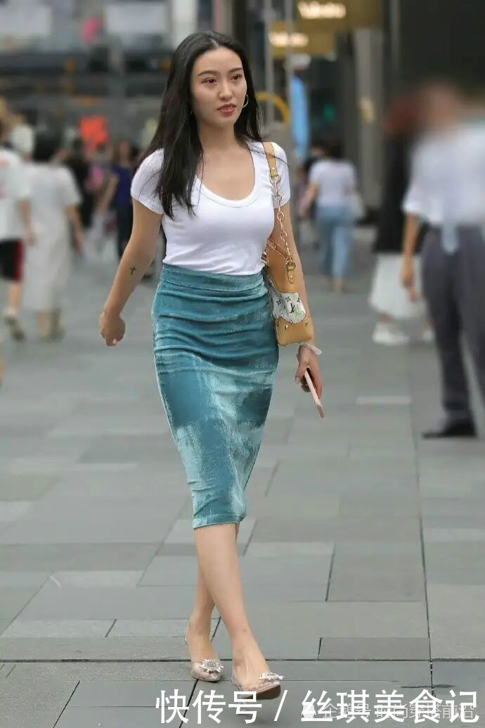 “宽胯”其实不用愁,半身裙化被动为主动,展现身材丰润的一面!