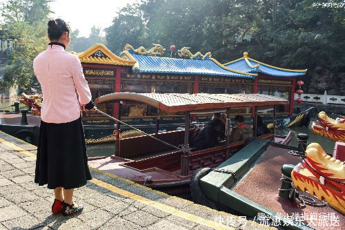 瘦西湖景区|最低调的江南美女，是扬州瘦西湖“船娘”，她们不仅仅会摇橹船