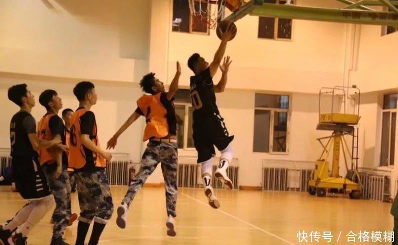 攀比|中学生之间有了攀比新方式:穿着统一的校服,脚上却踩着名牌鞋子