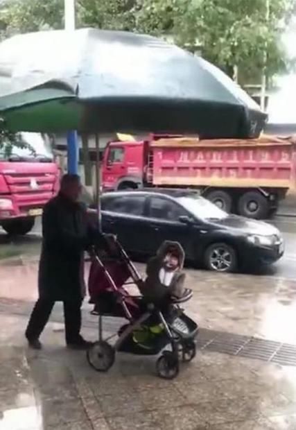 父母|爷爷自制“豪华婴儿车”,上街引路人强势围观,网友:求批量生产