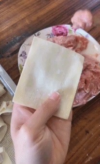 |搞笑GIF:是谁说喜欢苗条的妹子 你们看看这位美女怎么样?