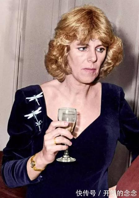 威廉王子 戴安娜婚戒平淡无奇,卡米拉婚戒是无价之宝,查尔斯送礼太偏心了