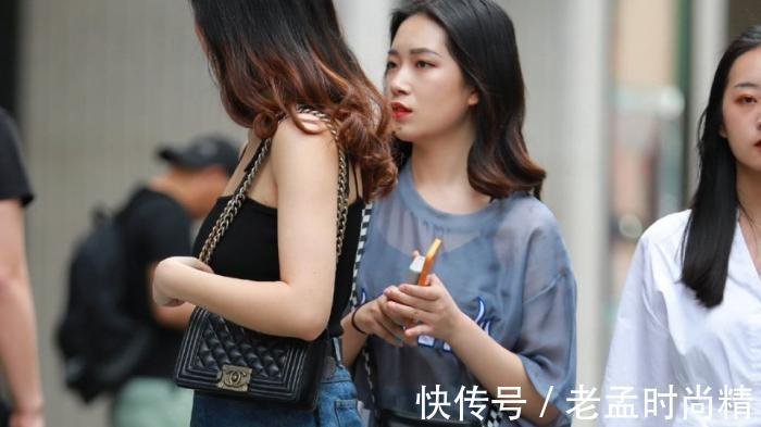 小姐姐 街拍美女:小姐姐穿吊带牛仔裙很常见,你见过黑纱牛仔裙吗?