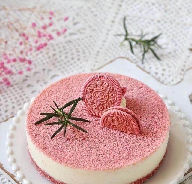 这蛋糕用酸奶和牛奶就能做,免蒸烤,入口即化,好吃不上火