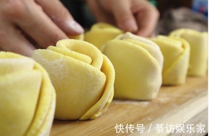 玉米面|用玉米面做的早餐，咬一口暄软蓬松，做一次3天不起早特别香