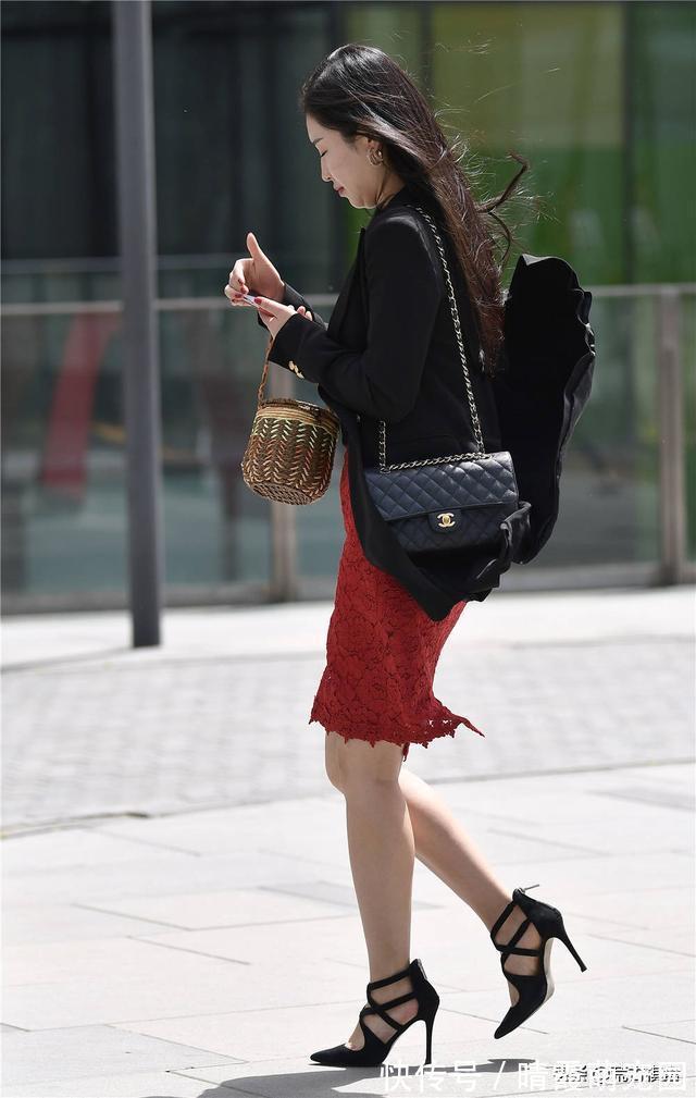 凉鞋|红色提花连衣裙,搭配黑色休闲西服,还是要尖头细跟凉鞋衬托