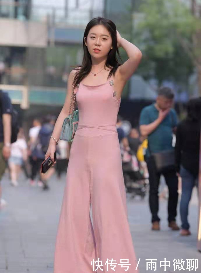 高跟鞋 矮个子的连体裤穿搭示范,背部的设计十分吸睛,看起来俏皮又灵动