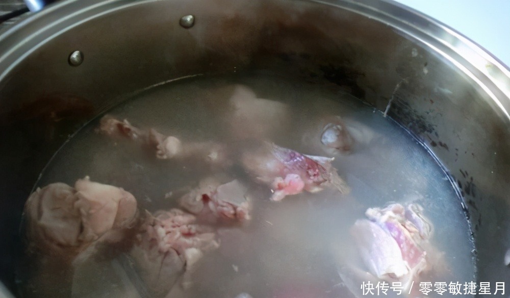 炖骨头汤，切记不要只加水，教你饭店不外传做法，汤鲜肉香无腥味！