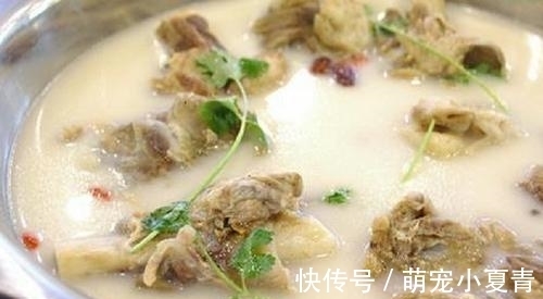 汤汁|不论炖什么骨头汤，都别直接加水炖，多加这1步，汤汁又香又白！