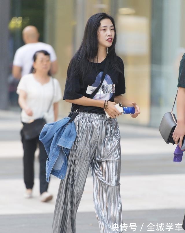 短裤 打底裤才是穿搭主角,修身的版型凸显身材,真佩服她!