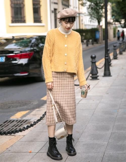 早春穿针织开衫、毛衣怎么穿好看？今年流行配“格子裙”，很美！