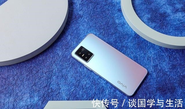 配色|vivo S10 Pro的绮光焕彩配色，确实让我眼前一亮了！