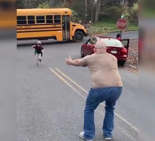 爸爸|小男孩下校车直接忽略爸爸的怀抱奔向妈妈火了,网友:终究错付了