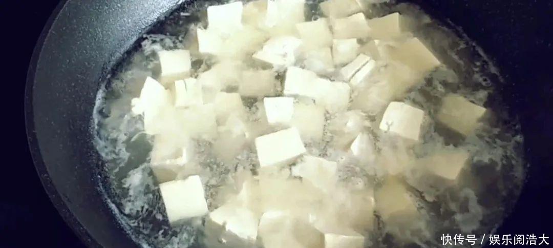 焖面|豆腐这样做比肉还香,不煎不炸,出锅连汤汁都不剩