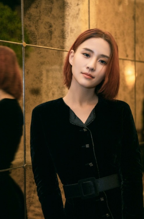 针织衫 何超莲很有“名媛气质”,穿黑色丝绒裙尽显身材曲线,不输女明星