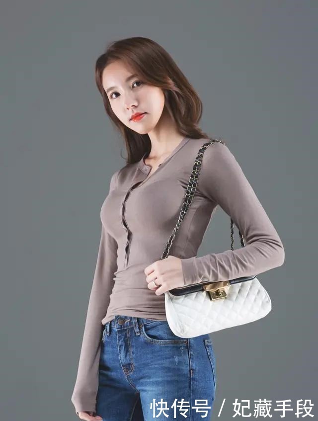 长袖 美女紧身长袖搭配经典搭配，尽显凹凸好身材