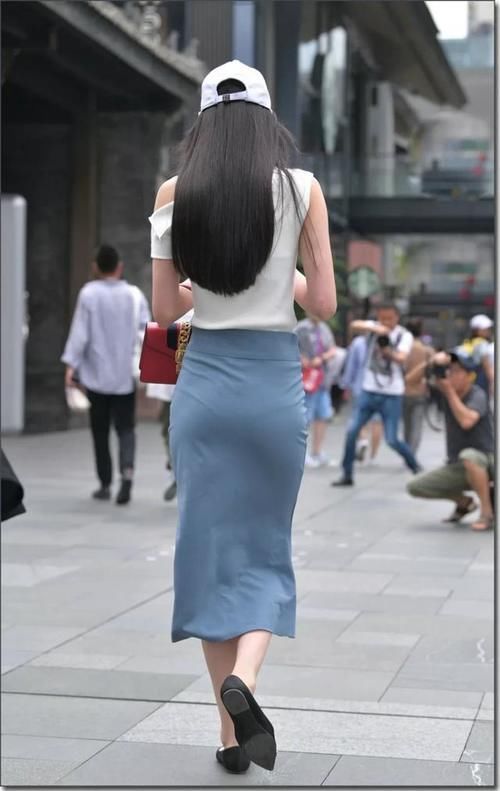 暗夜时尚|暗夜时尚：小姐姐淡蓝色裙子，走在街区太靓丽了