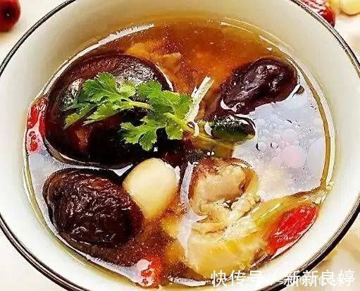 葱段|炖鸡汤时，牢记多加“这一样”鸡汤清亮鲜香，味道好喝还不油腻！
