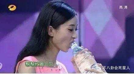 中餐厅|张亮黄晓明澄清也没用,网友扒赵丽颖多场合扒拉菜,还抢李晟水喝