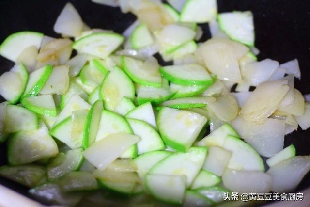 土豆别再炒土豆丝了，这种做法才是孩子最爱的，炒一盘都不够吃