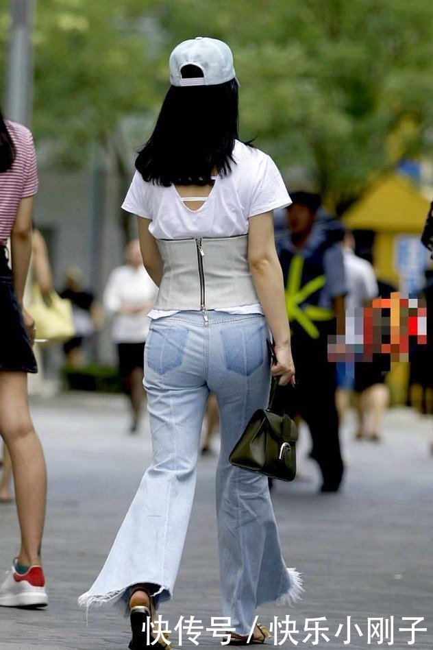 潇洒的宽腿紧身牛仔裤束腰，很有特点