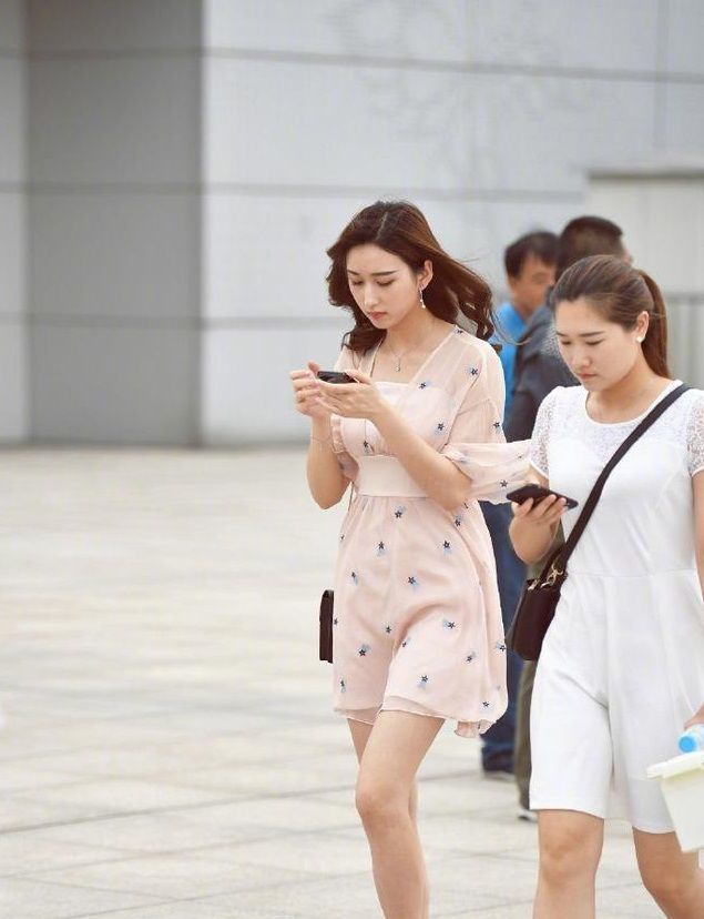 牛仔裤|街拍小美女身穿小背心配牛仔裤,美妙身材,显得非常漂亮