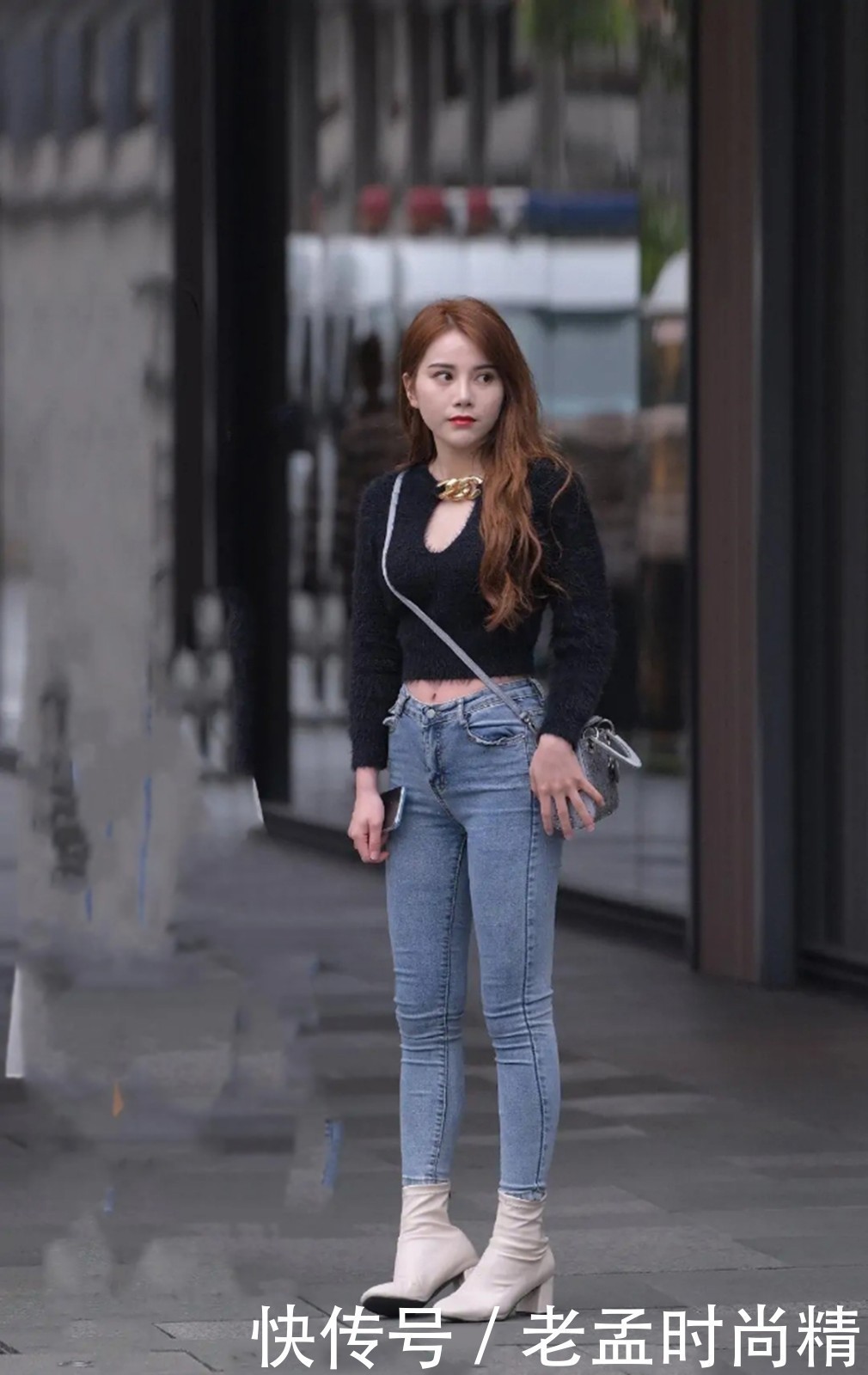 街拍:适合30岁女人的穿搭, 浅蓝色牛仔裤+高跟短靴, 大气不失优雅!