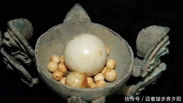 避雨|农民干活时天降大雨,躲菜园子避雨,无意发现古墓,内有五彩舍利