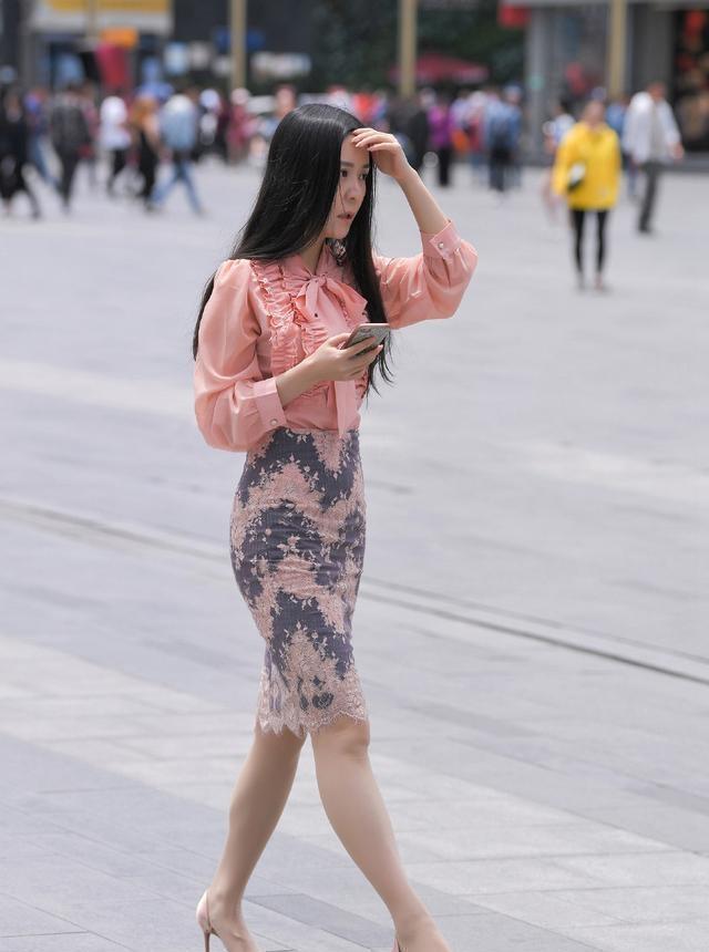 飘逸动人的连衣裙穿出时尚丽人美, 充满优美曲线