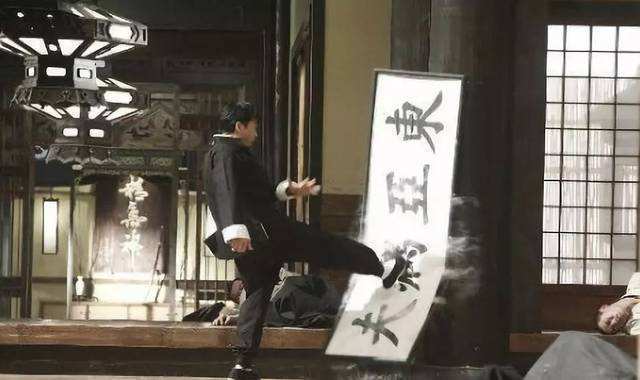 老外们&老汉让美女徒弟用身体写字,亮相欧洲,老外都看懵了,这是书法?