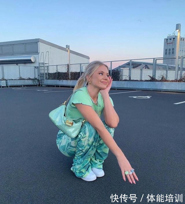 穿搭 白T恤不受宠了,今年流行糖果色T恤,青春时髦还显白!