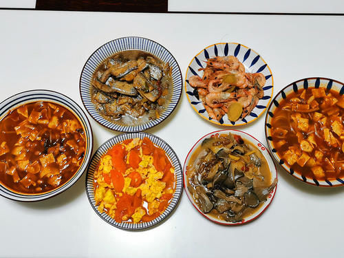 女儿闺蜜来家吃饭，爸妈动手做了4道家常菜，2个孩子夸赞太香了