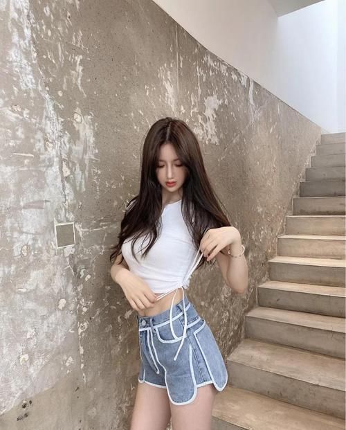 紧身|时尚穿搭抽绳紧身T恤搭配牛仔短裤,时髦又性感,尽显满满的高级感