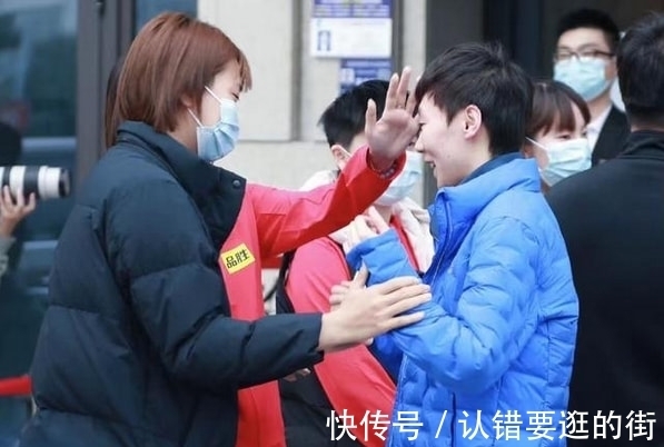 世乒赛|幸福！王曼昱出征小姐妹不舍摸头告别，美女队友同行还帮推行李箱