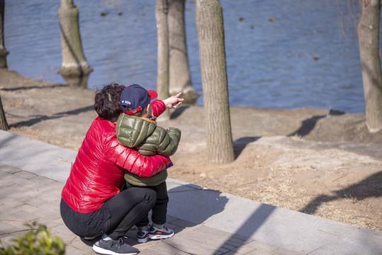 父母|孩子到了这个年龄段,老人就该“撤退了”父母亲自带才最好