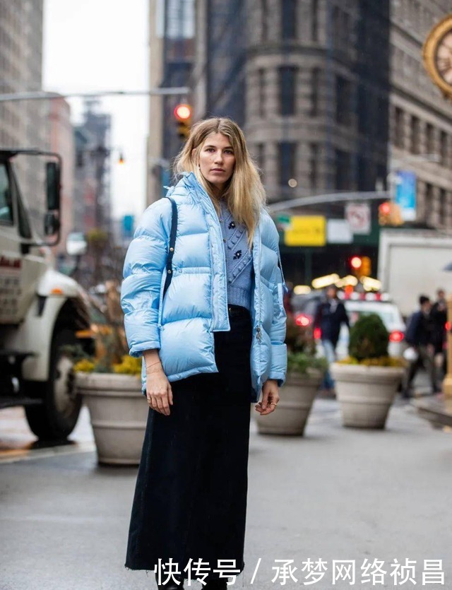“黑羽绒服”别再穿了,今年最流行这3款羽绒服,穿对一款你就赢