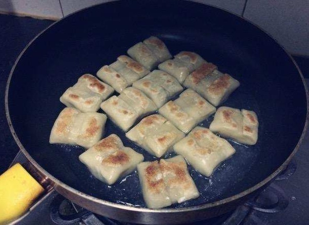 美味|剩下的饺子皮这样处理后，实在美味，好吃到你不想再包饺子